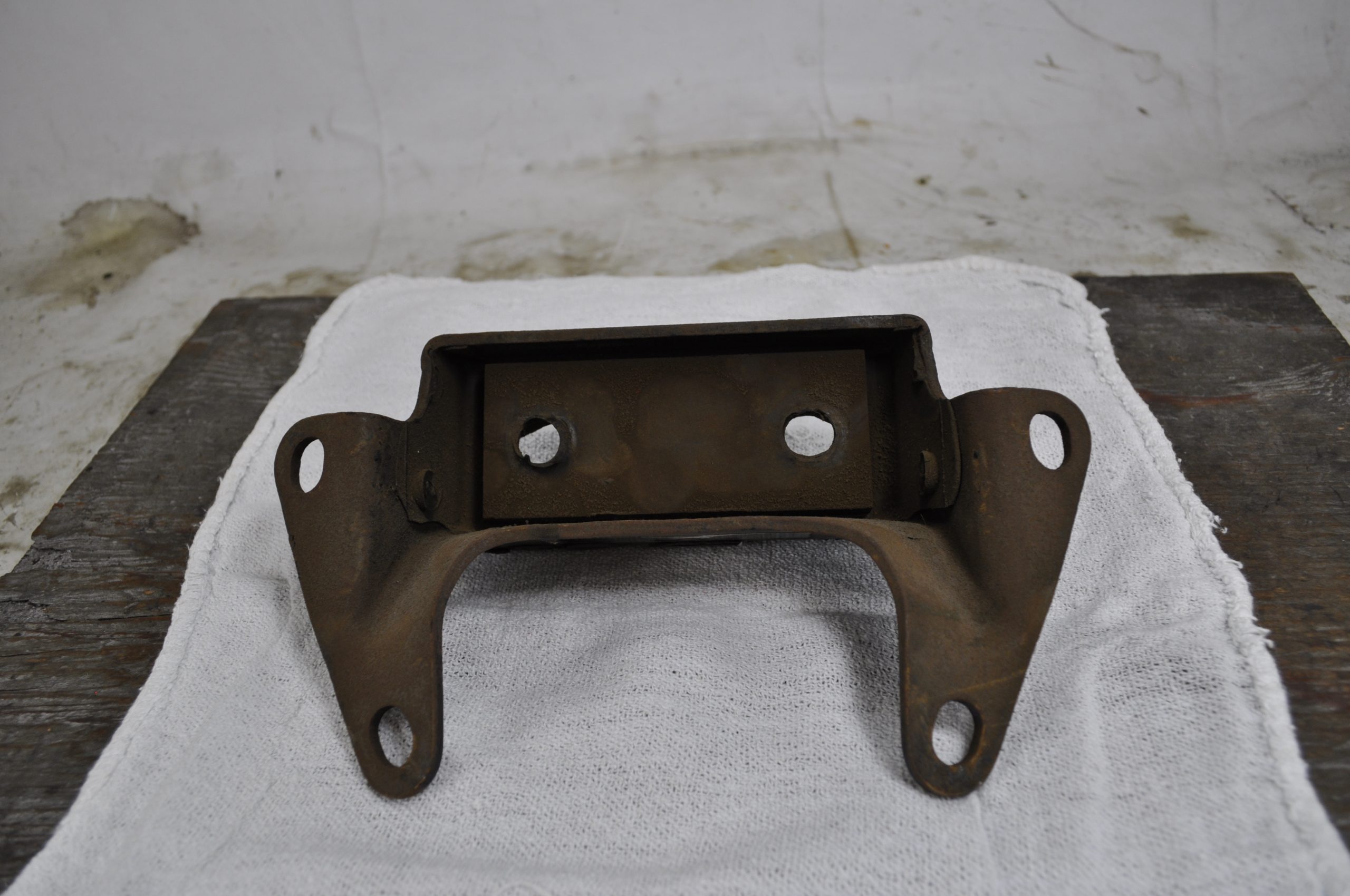 CM2011 - MOTOR MOUNT BOTTOM