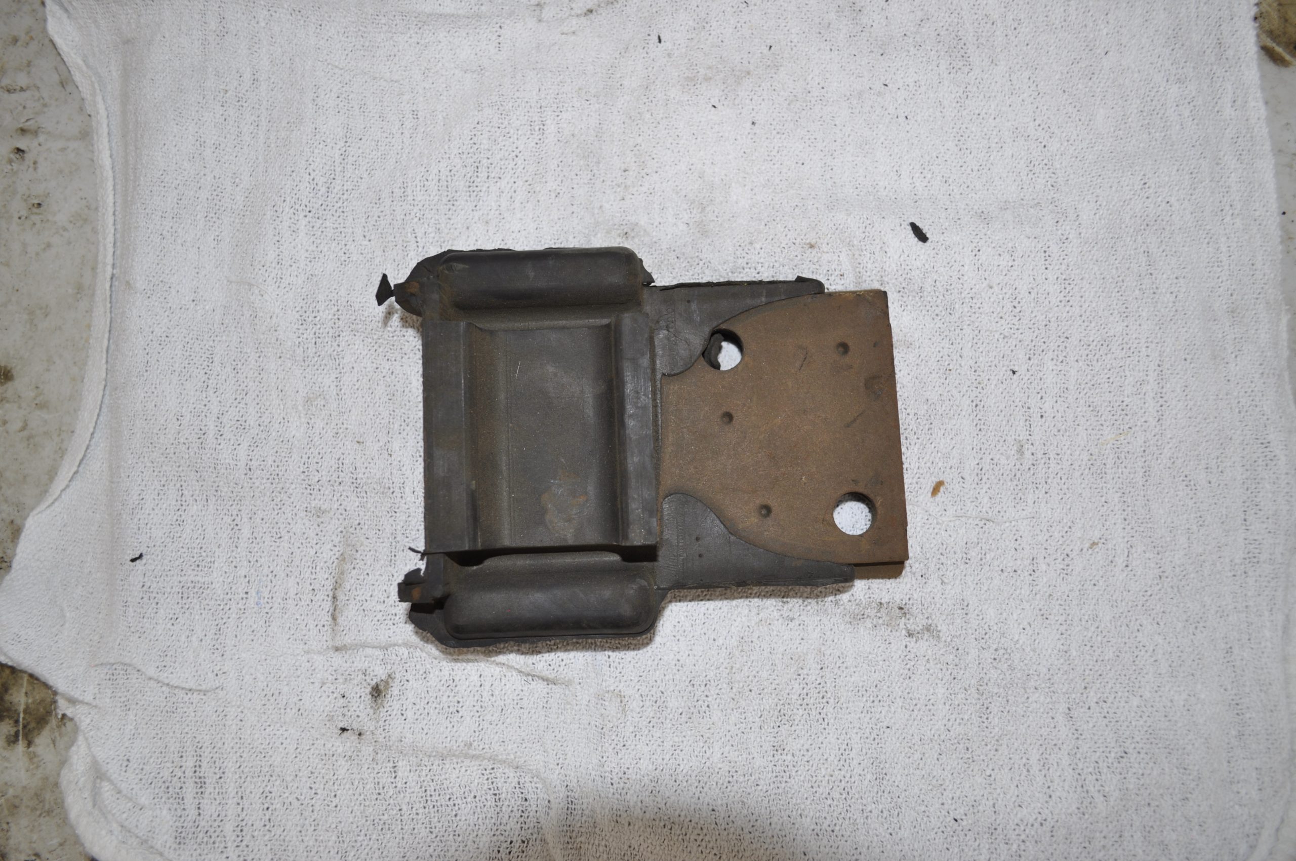 CM2056 - MOTOR MOUNT BOTTOM