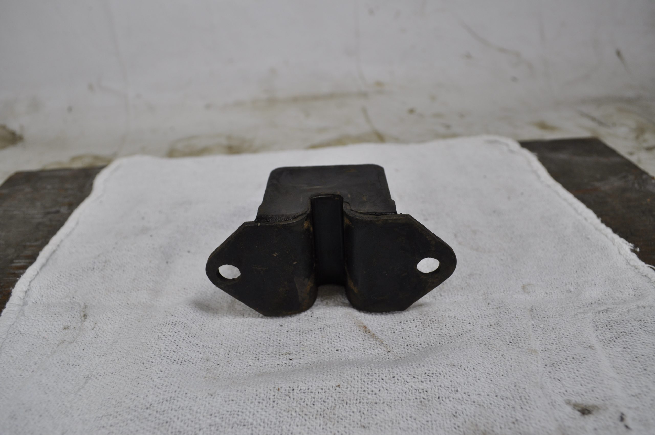 CM2039 - MOTOR MOUNT BOTTOM
